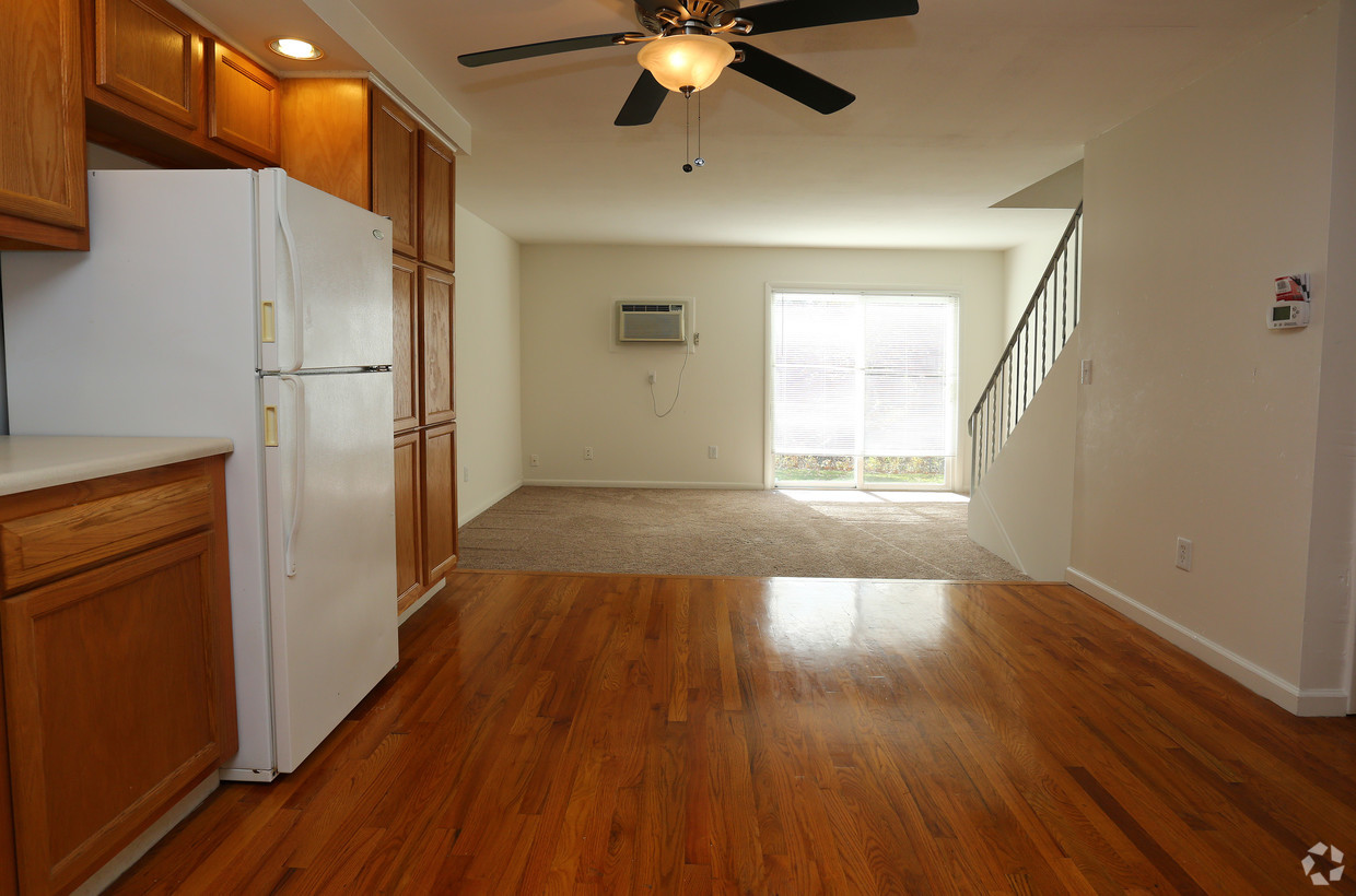 Town House East Apartments: Photo 8 of 14